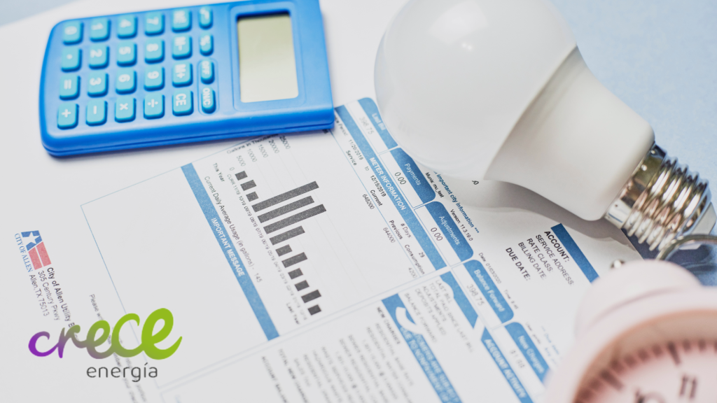 Foto de una factura de la luz en la que también se puede ver una calculadora y una bombilla.